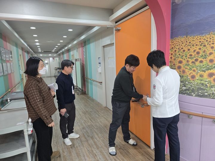 [목포=뉴시스]요양병원 화재예방 합동점검. (사진=목포시 제공) 2025.12.16. photo@newsis.com *재판매 및 DB 금지