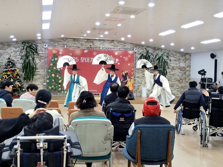 [천안=뉴시스] 충남 천안시 구산원에서 열린 '2025 찾아가는 예술무대' 공연 모습 .(사진=구산원 제공). 2025.12.16. photo@newsis.com. *재판매 및 DB 금지