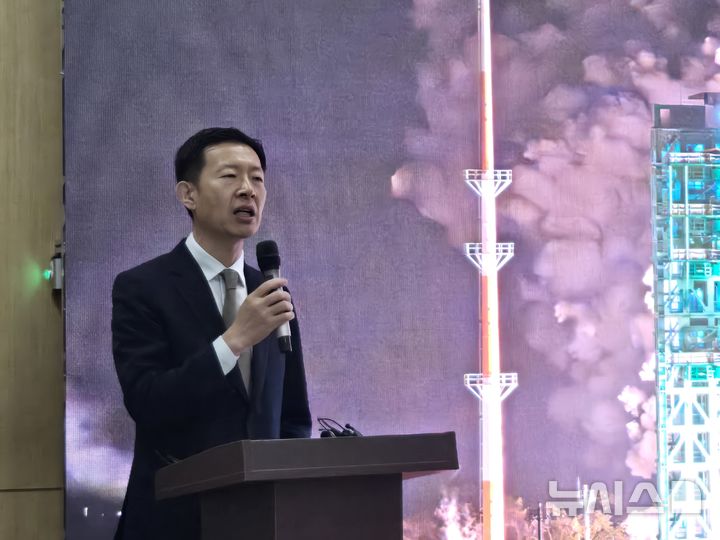 [서울=뉴시스]노경원 우주항공청 차장이 16일 서울 광화문에서 열린 기자간담회에서 '대한민국 우주과학탐사 로드맵'에 대해 소개하고 있다. (사진=윤현성 기자)