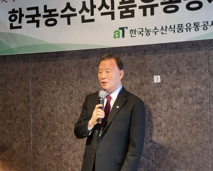 [세종=뉴시스] 홍문표 한국농수산식품유통공사(aT) 사장이 16일 정부세종청사 인근 식당에서 기자간담회에서 2025년 중점 추진사항과 주요 성과를 발표하고 있다. (사진=aT 제공) *재판매 및 DB 금지