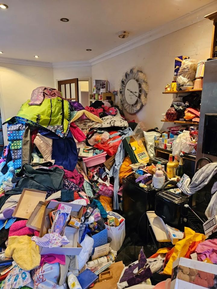 [서울=뉴시스]쓰레기로 가득한 집 모습. (사진출처: 더선 캡처) 2025.12.16.