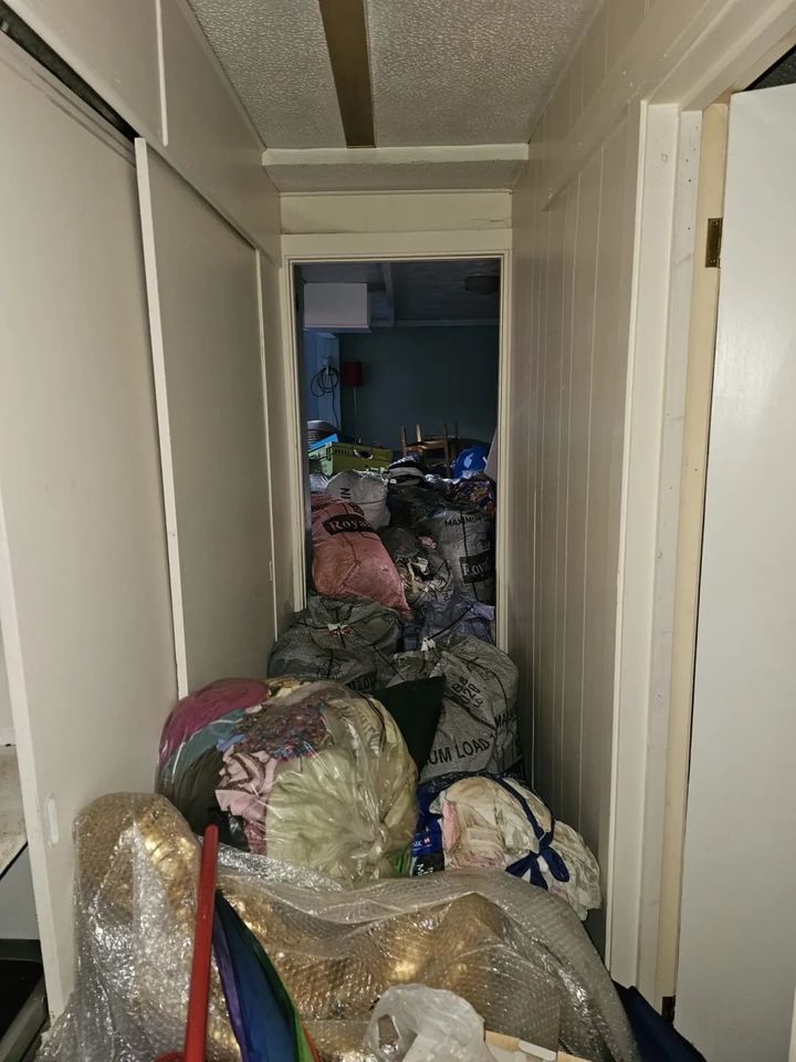 [서울=뉴시스]쓰레기로 가득한 집 모습. (사진출처: 더선 캡처) 2025.12.16.