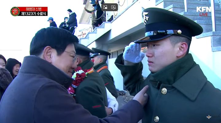 [서울=뉴시스] 해병대 1323기 수료식에서 아버지에 거수경례하는 박세현 씨. (사진=KFN 영상 캡쳐) 2025.12.16. photo@newsis.com *재판매 및 DB 금지