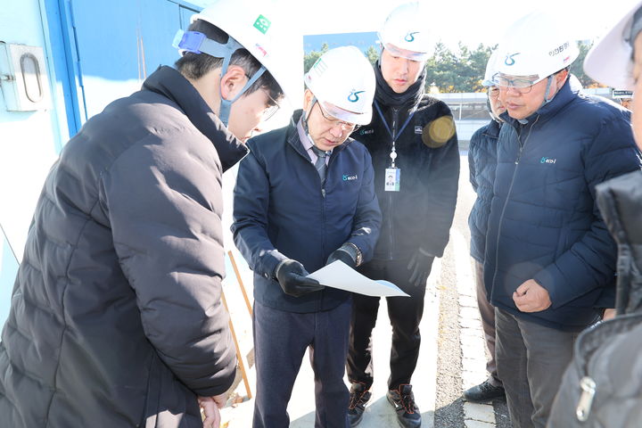 [인천=뉴시스] 김성훈(가운데) 인천환경공단 이사장과 직원들이 사전 안전점검 사항을 확인하고 있다. (사진=인천환경공단 제공) 2025.12.16. photo@newsis.com *재판매 및 DB 금지