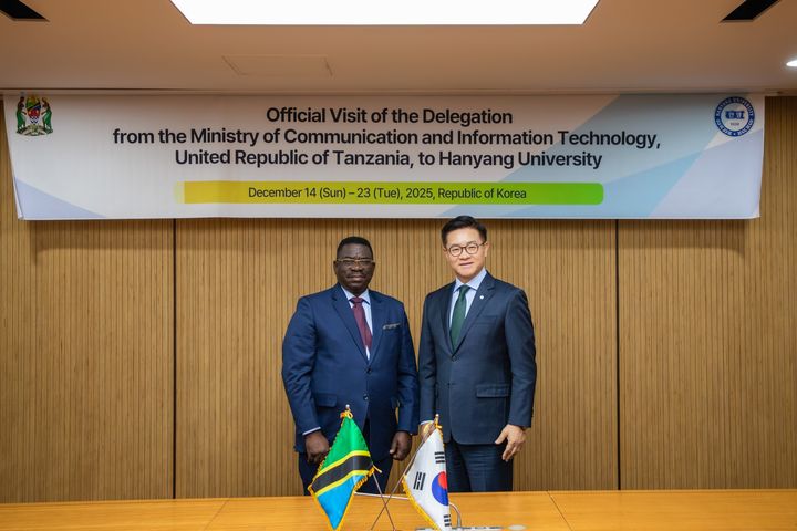 [서울=뉴시스] (왼쪽부터) 스위트버트 자카리아 음카마(Switbert Zacharia Mkama) 탄자니아 정보통신부 차관과 이기정 한양대 총장이 기념촬영을 하고 있다. (사진=한양대 제공) 2025.12.16. photo@newsis.com *재판매 및 DB 금지