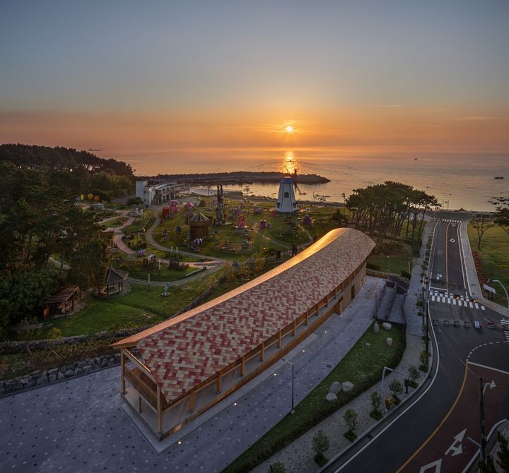 [울산=뉴시스] 구미현 기자 =울산 울주군 간절곶에 있는 건축 분야 수상작 '간절루'(윤준환 사진작가 작품) photo@newsis.com *재판매 및 DB 금지