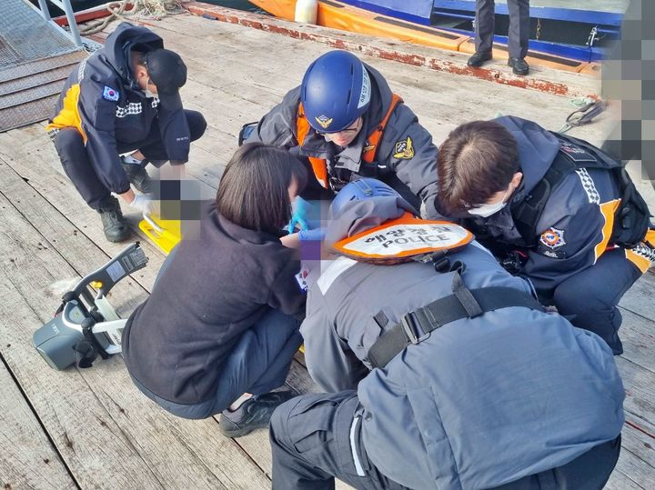 [통영=뉴시스] 신정철 기자= 16일 오전 10시 51분께 경남 통영시 한산면 용호도 인근 해상에서 물질하던 60대 해녀가 숨졌다.사진은 통영해양경찰서 구조대원들이 의식과 호흡이 없는 해녀 B씨를 심폐소생술 및 자동심장충격기(AED)를 이용해 응급조치를 실시하고 있는 모습.(사진=통영해경 제공).2025.12.16, photo@newsis.com *재판매 및 DB 금지