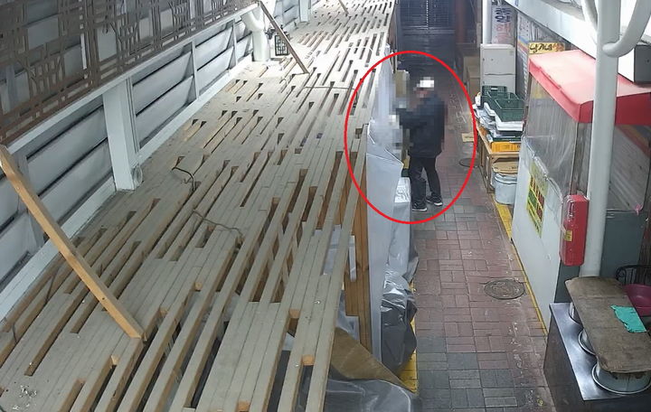 [울산=뉴시스] 구미현 기자 =16일 새벽 울산시 중구 옥골시장 내 가게 가판대를 서성이던 50대 남성이 관제센터 CCTV에 포착됐다. (사진=울산시 중구 제공) 2025.12.16. photo@newsis.com *재판매 및 DB 금지