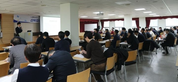 [부산=뉴시스] 15일 부산변호사회관 대회의실에서 선박 집행 및 선박 금융 실무 강의가 진행되고 있다. (사진=부산지방변호사회 제공) 2025.12.16. photo@newsis.com *재판매 및 DB 금지