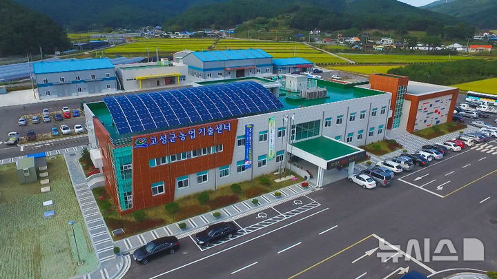 [고성(경남)=뉴시스] 신정철 기자= 경남 고성군은 2025년도 기본형 공익직불금 지급 대상자를 최종 확정하고, 총 8753농가(5910ha)에 149억 4327만 원을 지급 완료했다고 16일 밝혔다.사진은 고성군 농업기술센터 전경.(사진=뉴시스DB).2025.12.16. sin@newsis.com