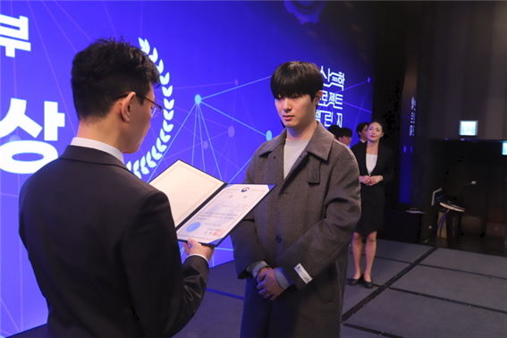 [서울=뉴시스] 한양대 미래자동차공학과 김찬우 석사과정생이 '2025 산학 프로젝트 챌린지'에서 최우수상을 수여받고 있다. (사진=한양대 제공) 2025.12.16. photo@newsis.com *재판매 및 DB 금지