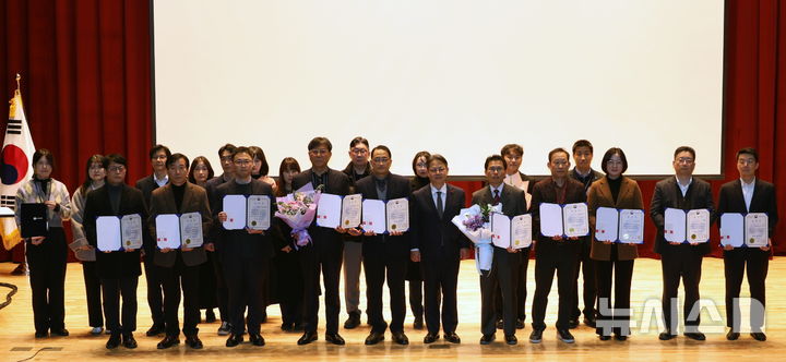 [세종=뉴시스]16일 정부세종청사에서 열린 인사혁신처 주관 '2024년 공직윤리제도 운영 평가' 시상식에서 5년 연속 최우수기관으로 선정돼 인사혁신처장 기관 표창을 받은 경남도 등 수상 기관 관계자들이 기념촬영하고 있다.(사진=경남도 제공) 2025.12.16. photo@newsis.com