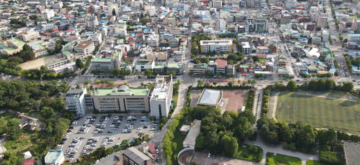 [정읍=뉴시스] 사진 왼쪽 아래가 정읍시청, 시청 앞 충정로 거리의 보행환경 개선사업이 추진된다. *재판매 및 DB 금지