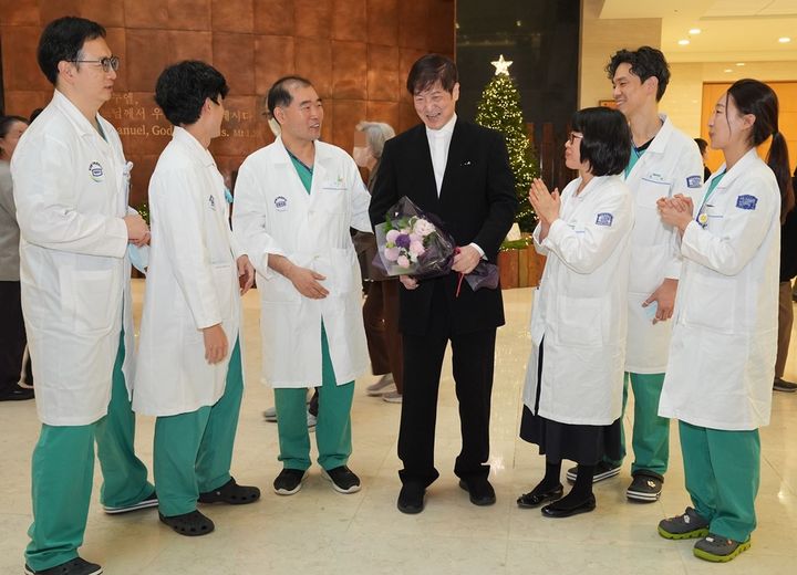 [서울=뉴시스] 가톨릭대학교 서울성모병원은 뇌졸중을 극복하고 9년 전 연주회를 통해 많은 이들에게 감동을 전했던 ‘왼손 피아니스트’ 이훈 씨를 초청해 병원 로비에서 음악회를 개최했다고 16일 밝혔다. (사진=서울성모병원 제공) 2025.12.16. photo@newsis.com *재판매 및 DB 금지