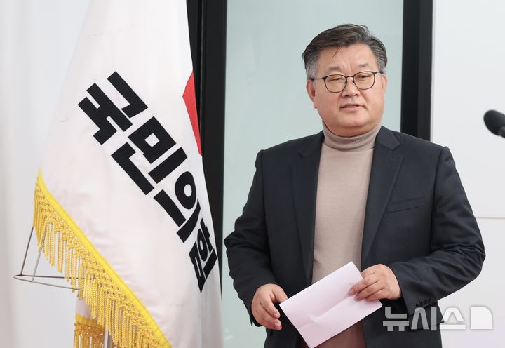 [서울=뉴시스] 조성봉 기자 = 이호선 국민의힘 당무감사위원장이 16일 오후 서울 여의도 국힘 중앙당사에서 회의 결과를 발표하기 위해 들어서고 있다.당무위는 김종혁 전 최고위원을 윤리위에 회부, 당원권 정지 2년 권고 결정을 내렸다.2025.12.16. suncho21@newsis.com