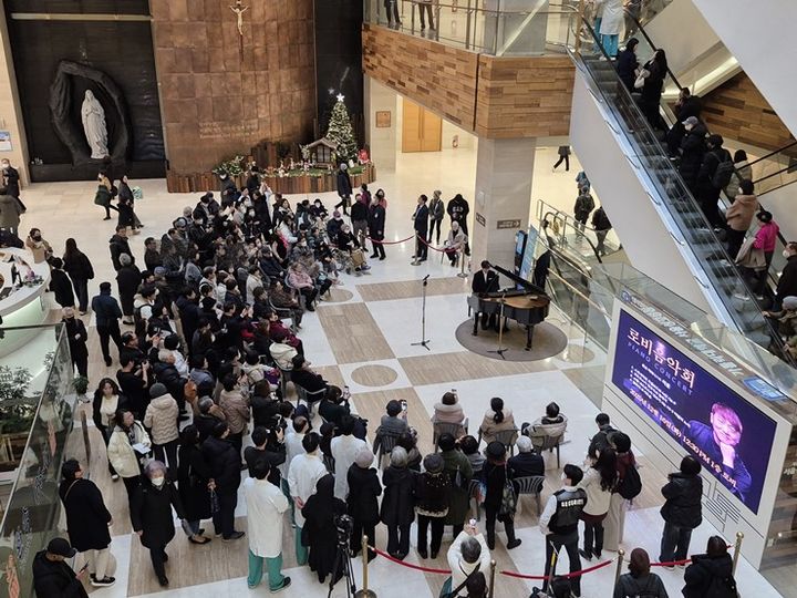 [서울=뉴시스] 가톨릭대학교 서울성모병원은 뇌졸중을 극복하고 9년 전 연주회를 통해 많은 이들에게 감동을 전했던 ‘왼손 피아니스트’ 이훈 씨를 초청해 병원 로비에서 음악회를 개최했다고 16일 밝혔다. (사진=서울성모병원 제공) 2025.12.16. photo@newsis.com *재판매 및 DB 금지