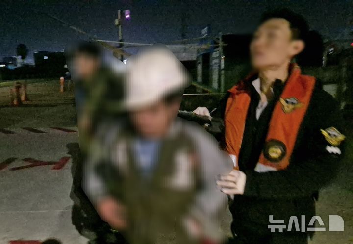 [제주=뉴시스] 15일 오후 제주시 한림항에서 조업 중 문어를 먹고 두드러기 증세를 보인 외국인 선원이 해경에 의해 이송되고 있다. (사진=제주해양경찰서 제공) 2025.12.15. photo@newsis.com