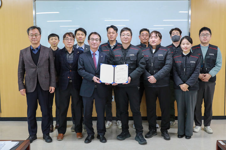 [울산=뉴시스] 16일 울산항만공사 노사 관계자들이 2025년도 임금협약 및 청원경찰 단체협약을 체결한 뒤 기념촬영을 하고 있다. (사진=울산항만공사 제공) 2025.12.16. photo@newsis.com *재판매 및 DB 금지