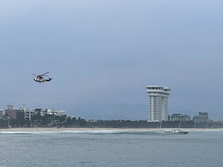 [강릉=뉴시스] 16일 오후 강릉 경포해변서 실종자가 발생해 해경이 수색에 나서고 있다.(사진=강릉해경 제공)photo@newsis.com *재판매 및 DB 금지