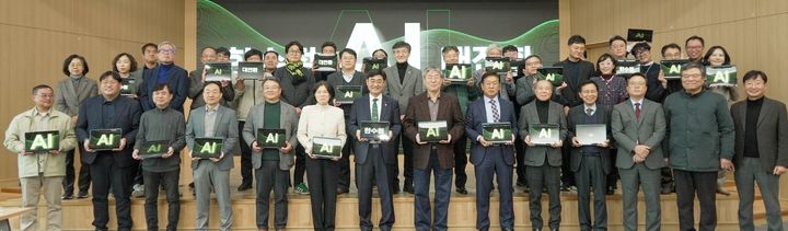 [세종=뉴시스] 16일 한국수목원정원관리원은 국립세종수목원에서 ‘제3차 미래성장전략위원회'를 열고 AI 대전환 선포식을 가졌다.(사진=한국수목원정원관리원 제공) *재판매 및 DB 금지