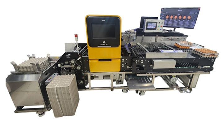 [세종=뉴시스] 축산물품질평가원이 오는 19일부터 21일까지 서울 aT센터에서 열리는 '에그테크코리아 2025'에서 인공지능(AI) 기술로 계란 등급을 판정하는 과정을 선보인다. 박병홍 축평원장이 시연 과정을 참관하고 있다. (사진 = 축평원 제공) 2025.12.16.&nbsp; *재판매 및 DB 금지