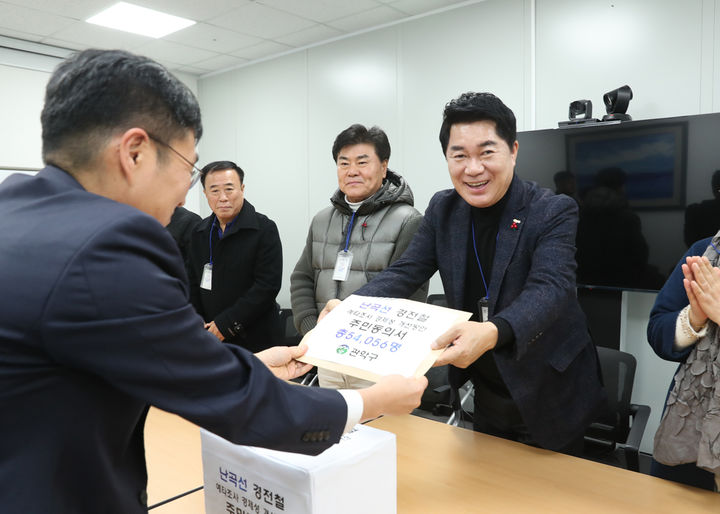 [서울=뉴시스] 세종정부청사 기획재정부를 방문해 난곡선 경전철 예타 경제성 개선 방안에 대한 주민 동의서를 전달하는 박준희 관악구청장. 2025.12.16. (사진=관악구 제공) *재판매 및 DB 금지