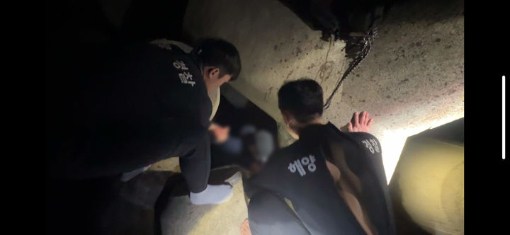 [동해=뉴시스] 15일 오후 동해해양경찰청 특공대가 삼척 궁촌항 남방파제 테트라포드에서 추락한 20대 남성을 구조하고 있다.(사진=동해해경청 제공)photo@newsis.com *재판매 및 DB 금지