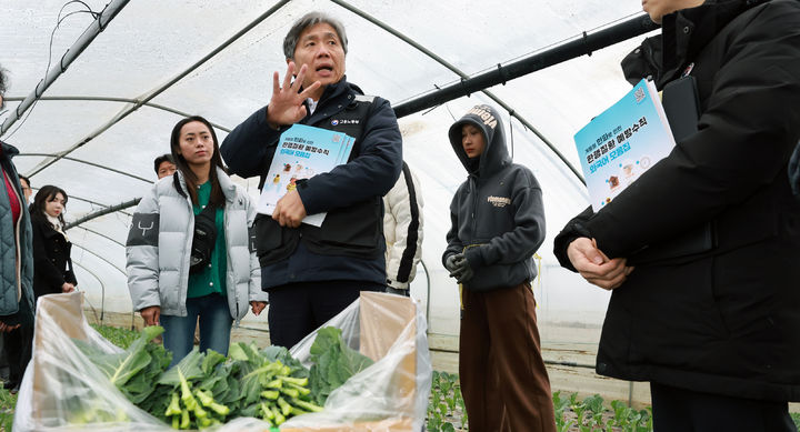 [서울=뉴시스] 류현철 고용노동부 산업안전보건본부장이 16일 경기도의 한 외국인 고용 농가를 찾아 한파 대비 상황을 점검했다. 2025.12.16. (사진=고용노동부 제공) *재판매 및 DB 금지