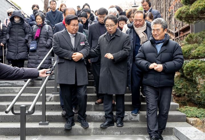 [서울=뉴시스] 정비된 ‘절두산 순교성지 하늘계단’을 둘러보는 박강수 마포구청장과 원종현 신부. 2025.12.16. (사진=마포구 제공) *재판매 및 DB 금지