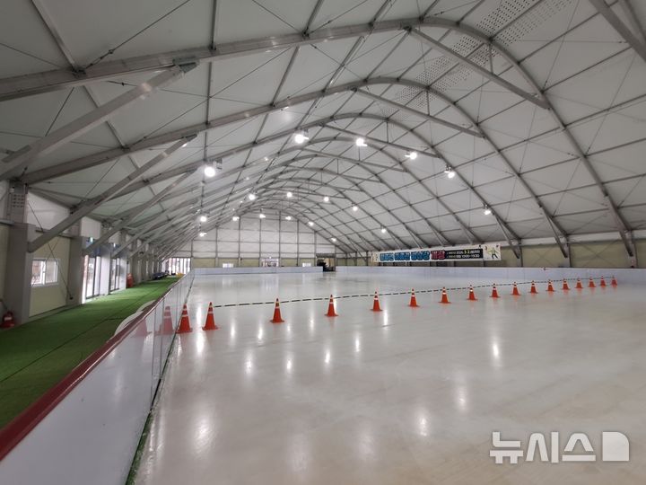 [울진=뉴시스] 안병철 기자 = 경북 울진군 왕피천공원 빙상장 모습.(사진=울진군 제공) 2025.12.16. photo@newsis.com