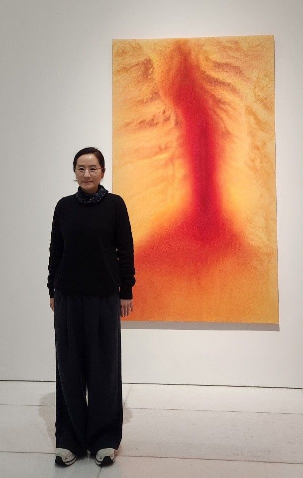 [사진=박현주 미술전문기자] 16일 아라리오갤러리 서울에서 개인전을 연 이은실 작가가 작품 설명을 하고 있다. 2025.12.16. hyun@newsis.com *재판매 및 DB 금지