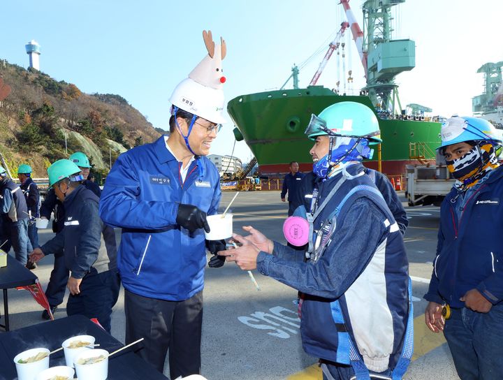[울산=뉴시스] 지난 15일 HD현대중공업 이상균 부회장(왼쪽)이 현장을 찾아 추위에 고생하는 직원들에게 직접 우동 간식을 전하고 있다. (사진=HD현대중공업 제공) 2025.12.16. photo@newsis.com *재판매 및 DB 금지