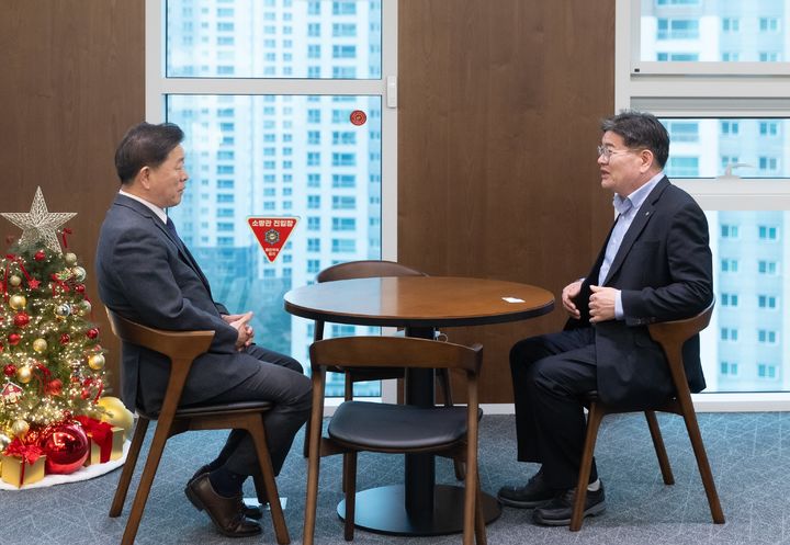 [광명=뉴시스]박승원 광명시장(사진 왼쪽)이 16일 오후 GH 광교 본사를 찾아 김용진 GH 사장에게 광명시흥 3기 신도시, 구름산지구 등 주요 개발사업 신속한 추진을 촉구하고 있다.(사진=광명시 제공)2025.12.16.photo@newsis.com *재판매 및 DB 금지