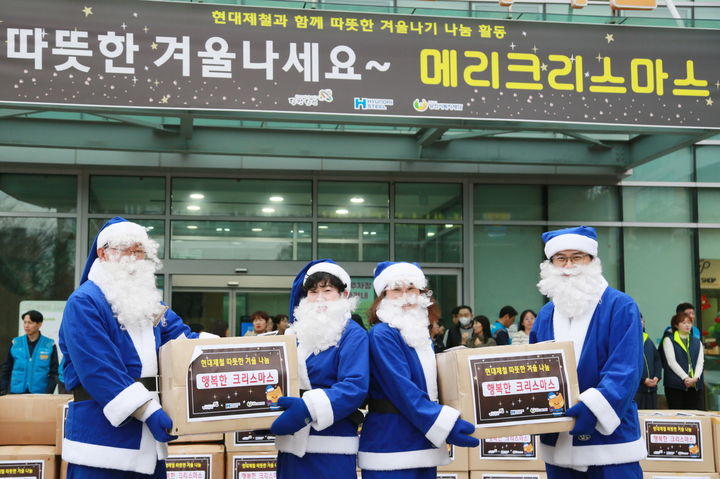 [당진=쥬시스] 현대제철 당진제철소 파란산타가 16일 당진시종합복지타운에서 연말을 맞아 당진지역 복지시설과 취약계층에게 건넬 방한용품 산물상자를 들어 보이며 환하게 웃고 있다. (사진=현대제철 당진제철소 제공) 2025.12.16. photo@newsis.com *재판매 및 DB 금지