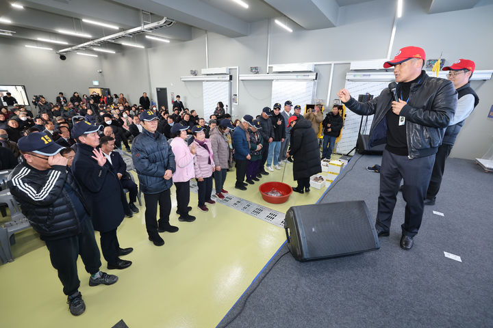 [고창=뉴시스] 16일 열린 고창 구시포항 수산물 위판장 준공식, 위판장 내에서 수산물 시범경매가 진행 중이다. *재판매 및 DB 금지