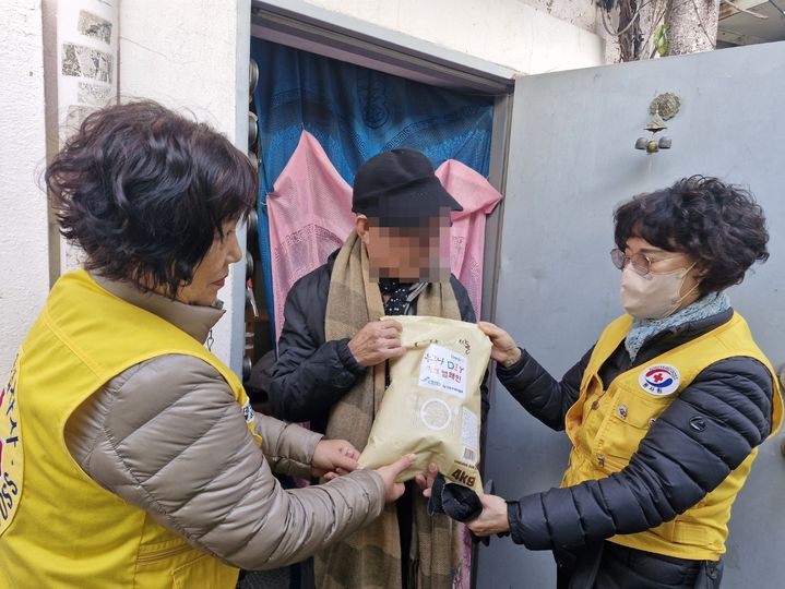 [창원=뉴시스]경남적십지사, 전국은행연합회 후원 백미 1698포 도내 취약계층 지원. (사진=경남적십자사 제공) 2025.12.16.photo@newsis.com *재판매 및 DB 금지