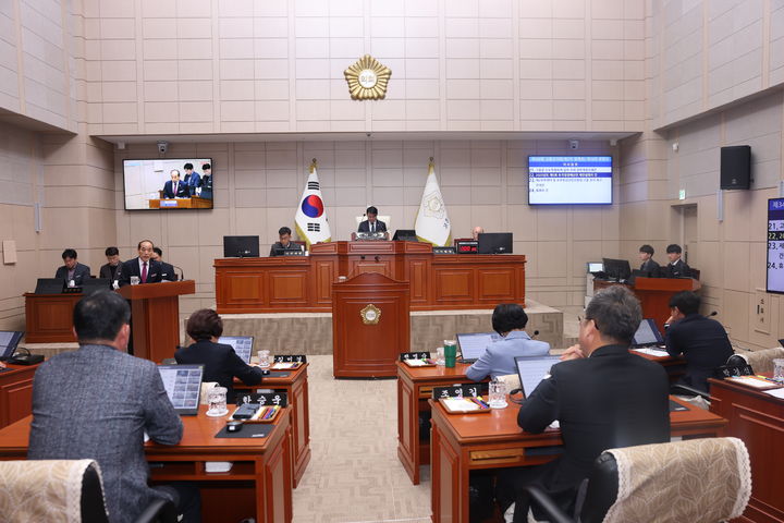 [고흥=뉴시스] 16일 전남 고흥군의회에서 추가경정예산안 제안설명이 진행되고 있다. (사진=고흥군 의회 제공) 2025.12.16. photo@newsis.com *재판매 및 DB 금지