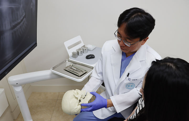 [서울=뉴시스] 17일 의료계에 따르면 턱관절 장애를 겪는 절반 이상은 두통과 목 통증, 어깨결림과 같은 연관 증상을 호소한다. 특히 아침에 일어났을 때 유난히 머리가 무겁게 느껴질 수 있는데, 이는 잘 때 이갈이를 하거나 이를 꽉 물면서 자기 때문이다. (사진=세란병원 제공) 2025.12.16. photo@newsis.com *재판매 및 DB 금지