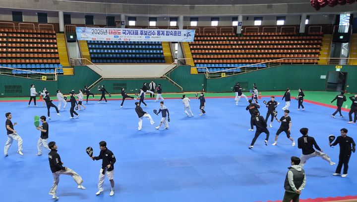 [구례=뉴시스] 16일 전남 구례군에서 태권도 전지훈련 팀이 맹훈련 하고 있다. (사진=구례군 제공) 2025.12.16. photo@newsis.com *재판매 및 DB 금지