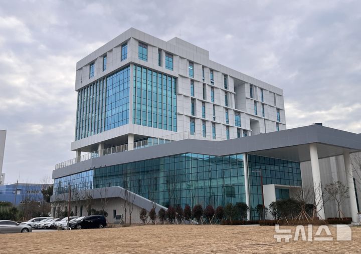 [부산=뉴시스] 이아름 기자 = 부산 영도구 해양클러스터 내에 조성된 해양 산학연센터 '스템빌리지' 전경. 2025.12.16. aha@newsis.com 