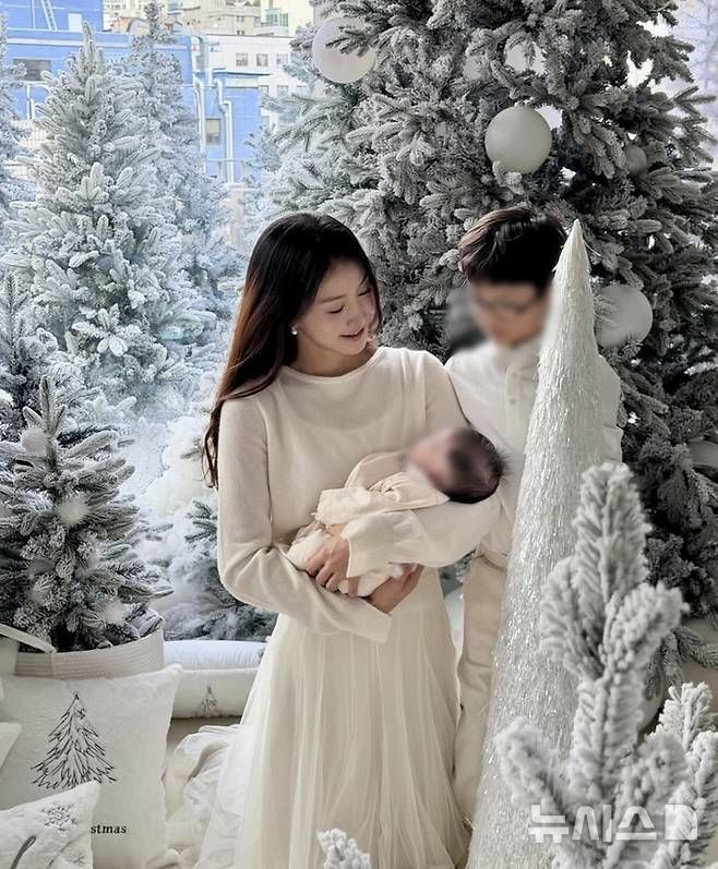[서울=뉴시스] 배우 이시영이 둘째를 출산한 이후 새로 촬영한 가족 사진을 공개했다. 2025.12.16. (사진 = 이시영 인스타그램 캡처) photo@newsis.com *재판매 및 DB 금지