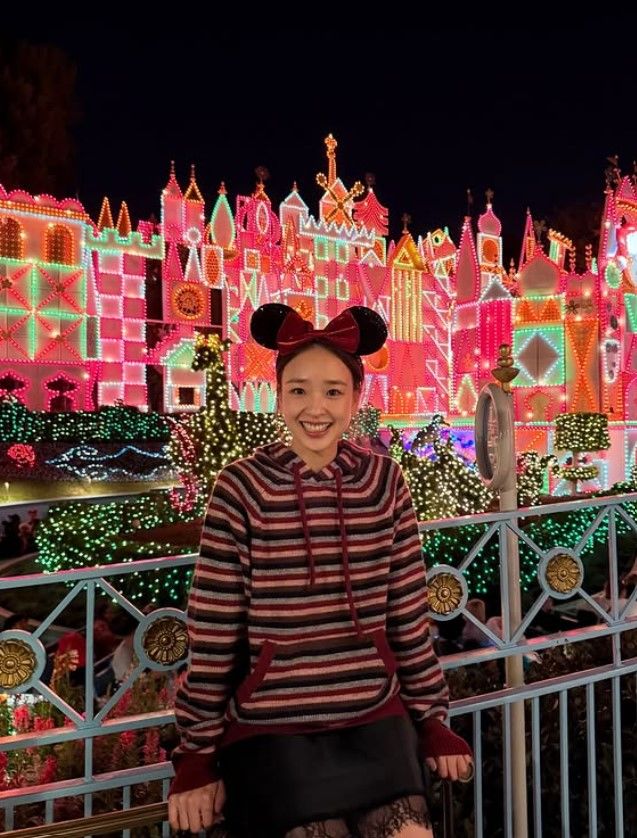 [서울=뉴시스] 전 리듬체조 국가대표 손연재가 가족과 함께한 디즈니랜드 일상을 공개했다. (사진=손연재 인스타그램 캡처) 2025.12.16. photo@newsis.com *재판매 및 DB 금지