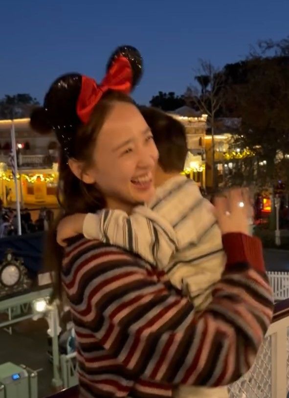 [서울=뉴시스] 전 리듬체조 국가대표 손연재가 가족과 함께한 디즈니랜드 일상을 공개했다. (사진=손연재 인스타그램 캡처) 2025.12.16. photo@newsis.com *재판매 및 DB 금지