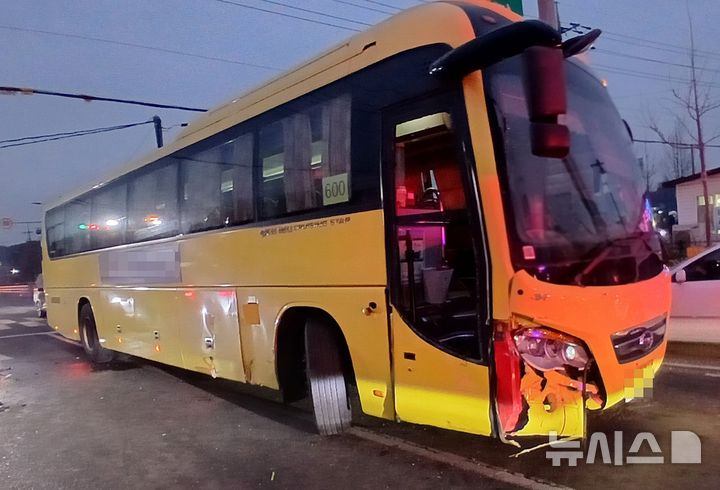 [청주=뉴시스] 사고로 인해 파손된 통학버스 (사진= 청주동부소방서 제공) 2025.12.16. photo@newsis.com *재판매 및 DB 금지