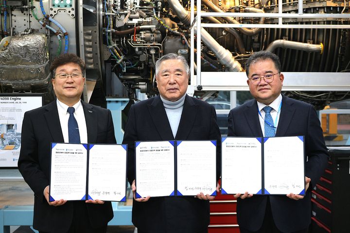 [서산=뉴시스] 함기선(가운데) 한서대 총장이 16일 인천 송도 항공우주산학융합원에서 황호원(왼쪽) 항공안전기술원장과 유창경 항공우주산학융합원장과 항공안전 분야 전문인력 양성 업무 협약을 맺은 후 협약서를 들고 기념 사진을 찍고 있다. (사진=한서대학교 제공) 2025.12.16. photo@newsis.com *재판매 및 DB 금지