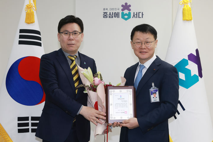이동옥(왼쪽) 충북도 행정부지사가 16일 충북도청 섬기는방에서 이중호 한국전력공사 충북본부장에게 명예도민으로 위촉한 뒤 기념촬영하고 있다. *재판매 및 DB 금지
