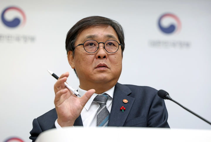 최휘영 문화체육관광부 장관이 16일 정부세종청사 중앙동 브리핑실에서 2026년도 문화체육관광부 업무보고 관련 브리핑을 하고 있다. (사진=문체부 제공) *재판매 및 DB 금지