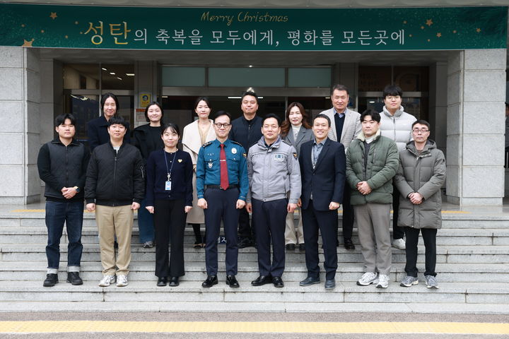 [대구=뉴시스] 김병우 대구경찰청장은 16일 대구 남부경찰서를 방문해 직원들을 격려하고 치안 현장에서의 어려움과 건의 사항 등 다양한 의견을 청취했다. (사진=대구 남부경찰서 제공) 2025.12.16. photo@newsis.com *재판매 및 DB 금지