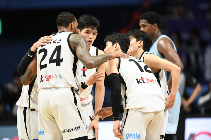 [서울=뉴시스] 프로농구 수원 KT의 데릭 윌리엄스와 하윤기. (사진=KBL 제공) *재판매 및 DB 금지