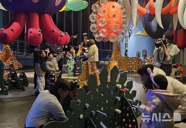 [서울=뉴시스]체육공간, 소마미술관서 소아·청소년 환우 초청 관람 행사 개최. (사진=국민체육진흥공단 제공)